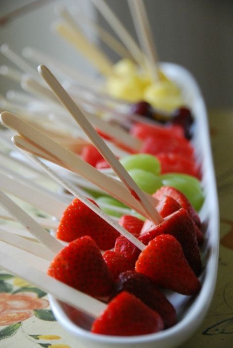 7 #Foods You Should Eat before Flying ... Fruit Recipes Healthy, Fruit Pops, Food On Sticks, Fresh Fruit Recipes, Snacks Für Party, Idee Pasto Sano, Fruit Recipes, Finger Food, Fruits And Veggies