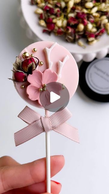 Inspired by ZARA on Instagram: "Make some pretty chocolate pops using our edible mini red rose buds.   We are excited to be now stocking silicone lollipop moulds and also food grade paper sticks!   Visit our store to see all the newbies that has been added ❤️  Featured:  @inspiredbyzaraz  - Mini red rose buds  - Circle lollipops mould - Cherry blossom silicone mould  - Pure Gold sprinkle  - Lollipop sticks  - Floral mix - Cake Edgy Flexible Smoothers" Cake Lollipops Cakepops, Lollipop Cake Pops, Cake Pop Roses, Chocolate Moulds Ideas, Sprinkle Lollipop, Boho Cake Pops, Marshmallow Lollipops, Treat Table Ideas, Floral Cake Pops