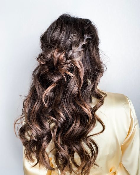 Matron Of Honor Hairstyles Half Up Half Down, Western Bridesmaid Hairstyles, Bohemian Updo Hairstyles, Bridal Half Up Half Down, Bridesmade Hair, Wedding Hair Brunette, Bridal Hair Half Up, Braided Prom Hair, Messy Bun With Braid