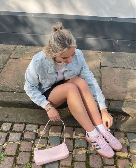 Pink Spezials Outfit, Pop Of Pink Outfit, Pink Spezial Adidas, How To Style Pink Shoes, Pink Spezial Adidas Outfit, Adidas Spezial Pink Outfit, Outfit With Pink Sneakers, Pink Adidas Shoes Outfit, Pink Shoe Outfits