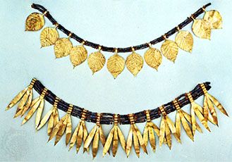 Mesopotamian 1 // Sumerian gold and faience diadems from Queen Pu-abi’s tomb, Ur, c. 2500 bce. In the British Museum. Ancient Sumer, Ancient Sumerian, Ancient Jewels, Ancient Jewellery, Ancient Mesopotamia, Historical Jewellery, Egyptian Jewelry, Ancient Jewelry, Mesopotamia