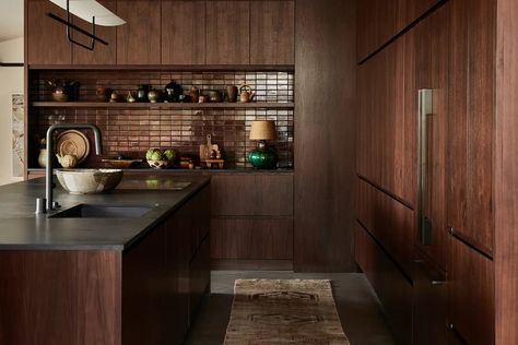 This Mid-Century Home Makes a Case for Using Walnut Wood Everywhere Dark Mid Century Modern Living Room, Dark Wood Kitchen, Monochromatic Room, Modern Backsplash, Casas The Sims 4, Walnut Cabinets, All White Kitchen, Emily Henderson, Design Del Prodotto