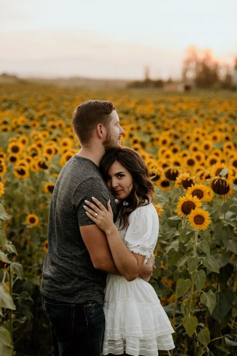 Sunflower Picture Outfit Ideas Couple, Sunflower Garden Couple Photoshoot, Couple Photos In Sunflower Field, Sunflowers Couple Photo Ideas, Couple Poses In Sunflower Field, Sunflower Pictures Photography Couples, Sunflower Field Photoshoot Outfits Couple, Sunflower Pics Photography, Couples Sunflower Pictures