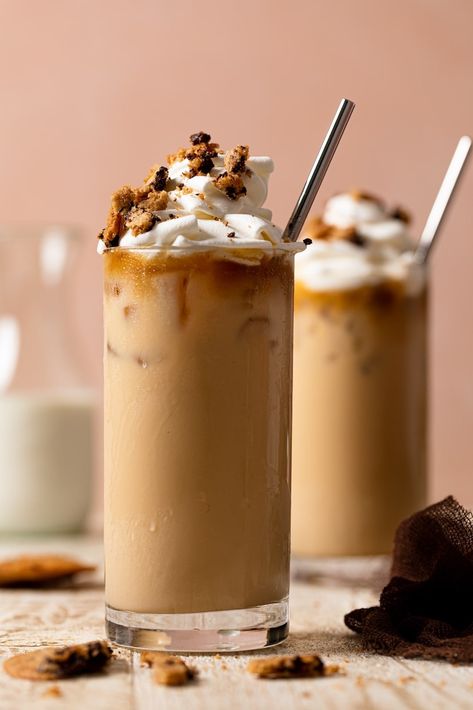 Brown Butter Maple Cookie Latte - Orchids + Sweet Tea Fall Iced Latte Recipes, Brown Butter Cookie Latte, Unique Coffee Drinks, Maple Drinks, Butterscotch Latte, Brown Drinks, Maple Latte, Homemade Latte, Cafe Drinks