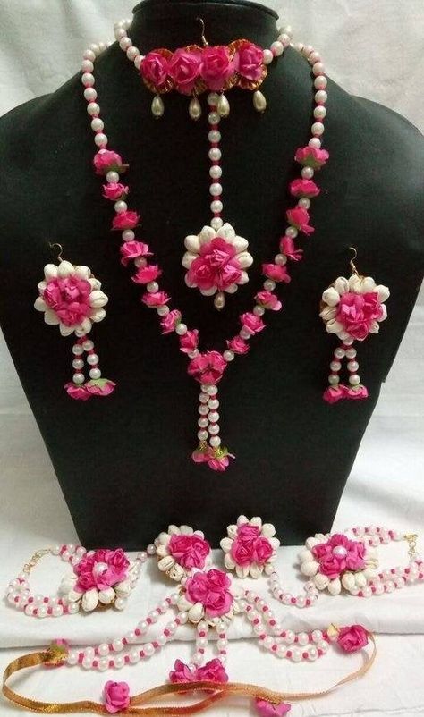 Baby Shower Indian, Haath Phool, Flower Jewellery For Mehndi, Fresh Flower Jewelry, Flower Jewelry Designs, Wedding Flower Jewelry, Trendy Jewellery, Gotta Patti, Real Flower Jewelry