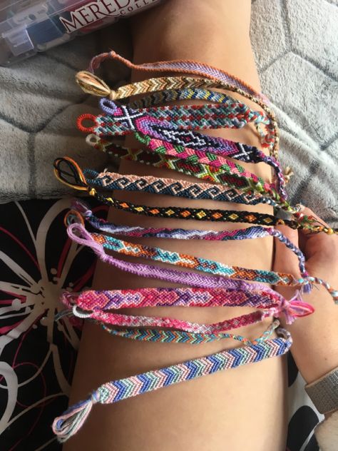 String Bracelet Patterns, Friendship Bracelet Patterns Easy, Cute Friendship Bracelets, Yarn Bracelets, Bracelet Inspo, Diy Bracelets Tutorials, Pretty Jewelry Necklaces, Embroidery Bracelets, Friendship Bracelets Tutorial