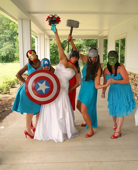 SUPER Bridal Party  Finally. I see so many groomsmen doing the superhero thing. It's nice to see some ladies finally! Kudos. Superhero Wedding Theme, Avengers Wedding, Comic Wedding, Marvel Wedding, Marvel Diy, Comic Book Wedding, Capt America, Nerd Wedding, Superhero Wedding