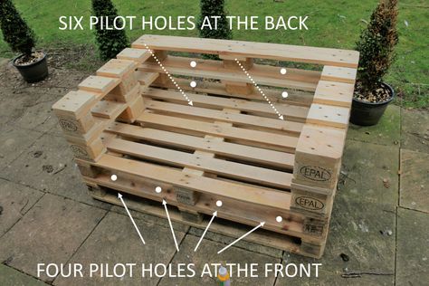 How to DIY an outdoor sofa from pallets Diy Pallet Chair, Garden Pallet Decorations, Pallets Outdoor, Diy Pallet Decoration, Pallet Decoration Ideas, Guest Beds, Diy Pallet Sofa, Chair Diy, Pallet Furniture Designs