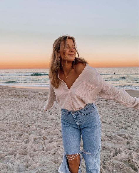 Beach Pictures Sweater, Beach Outfits Women Photoshoot, Beach Clothes Photoshoot, Jeans On The Beach Photoshoot, Denim Beach Photoshoot, Jean Beach Photoshoot, Beach Jeans Photoshoot, Beach Single Photoshoot, Beach Insta Pic Ideas