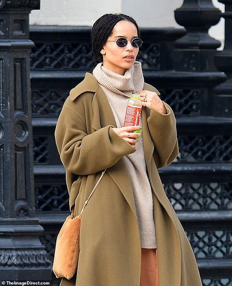 Layering up! Zoe rocked a long oversized cream colored sweater and scarf combo underneath ... Zoe Kravitz Style, Zoe Isabella Kravitz, Juergen Teller, Mode Hippie, Zoe Kravitz, Lenny Kravitz, Pippa Middleton, Mode Casual, Celebrity Street Style