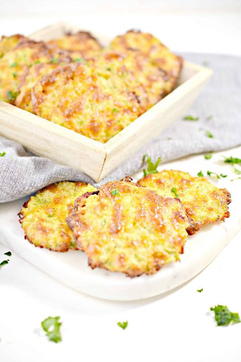 Crispy Broccoli Cheese Rounds, Crispy Broccoli Chips, Broccoli Chips, Cheese Tots, Broccoli Keto, Best Broccoli Recipe, Cheddar Chips, Low Carb Broccoli, Crispy Broccoli