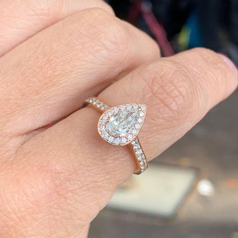 Perfectly Pear! 😍 Pear engagement ring. Tear drop engagement ring. Halo engagement ring. Rose gold engagement ring. Drop Engagement Ring, Halo Engagement Ring Rose Gold, Engagement Ring Halo, Engagement Ring Rose Gold, Pear Engagement Ring, Ring Ideas, Ring Rose Gold, Rose Gold Engagement, Gold Engagement Ring