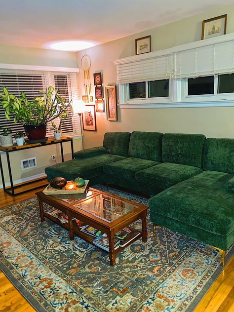 Boho living room Boho Sectional Living Room, Boho Living Room Green Couch, Green Couch Aesthetic, Green Couch Living Room Ideas, Brown Sectional Living Room, Queens Apartment, Hippie Living Room, Green Couch Living Room, Small Apartment Decorating Living Room