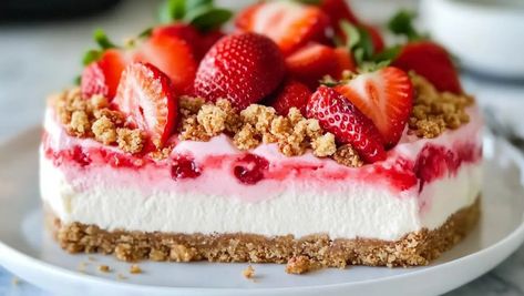 Strawberry Crunch Cheesecake, Crunch Cheesecake, Mousse Desserts, Popcorn Recipes Easy, Strawberry Crunch Cake, Strawberry Crunch, Strawberry Things, Strawberry Dessert Recipes, Crunch Cake