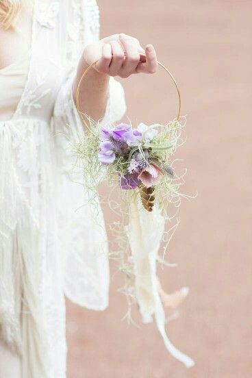 ~ Hoop Bouquet, Alternative Wedding Bouquet, Bouquet Champetre, Bouquet Images, Wedding Hoop, Cheap Wedding Flowers, Flower Girl Bouquet, Flower Girl Basket, Deco Floral