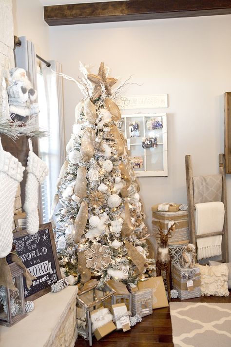 Box Noel, Farmhouse Christmas Tree, White Christmas Trees, A White Christmas, Burlap Christmas, Have Inspiration, White Christmas Decor, Rustic Christmas Tree, White Christmas Tree