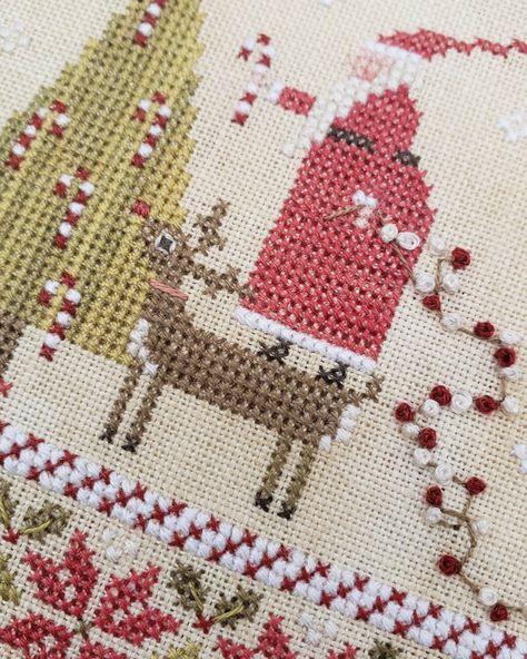 With thy Needle & Thread on Instagram: “The 4th and final part of Merry & Minty is now posted. See link in profile! Happy stringing cranberries and popcorn! #merryandmintysal…” With Thy Needle And Thread Free Patterns, With Thy Needle And Thread Cross Stitch, Stringing Cranberries, Stringing Popcorn, With Thy Needle And Thread, Brenda Gervais, Wood Props, Cross Stitch Freebies, Cross Stitch Love