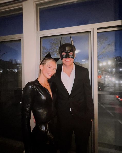 Bat Woman And Batman Costume, Cat Women And Bat Man Halloween, Catwomen Und Batman, Halloween Outfit For Couples, Couple Duo Halloween Costumes, Catwoman And Batman Halloween Costume, Cupel Halloween Costume, Couples Batman Costumes, Bat Man And Cat Woman Costume Couple