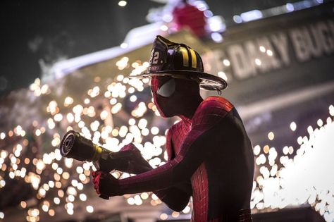 Spider-man is saving the world. He is waering the fire hat. The Amazing Spiderman 2, Andrew Garfield Spiderman, Garfield Spiderman, Spiderman 2, The Amazing Spider Man, Spider Man 2, Dc Memes, Amazing Spider Man, Marvel 3