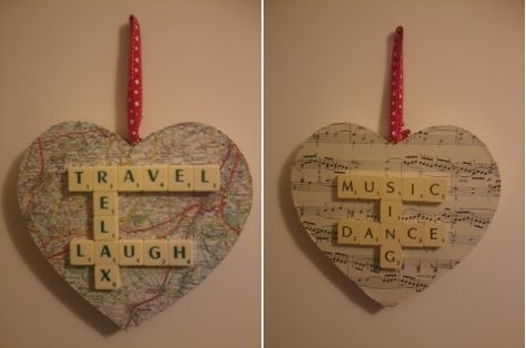 Scrabble hearts Jenga Ornaments, Scrabble Tiles Coasters, Diy Scrabble, Scrabble Letter Crafts, Scrabble Gifts, Scrabble Tile Art, Scrabble Art Frame, Scrabble Ornaments, Scrabble Word