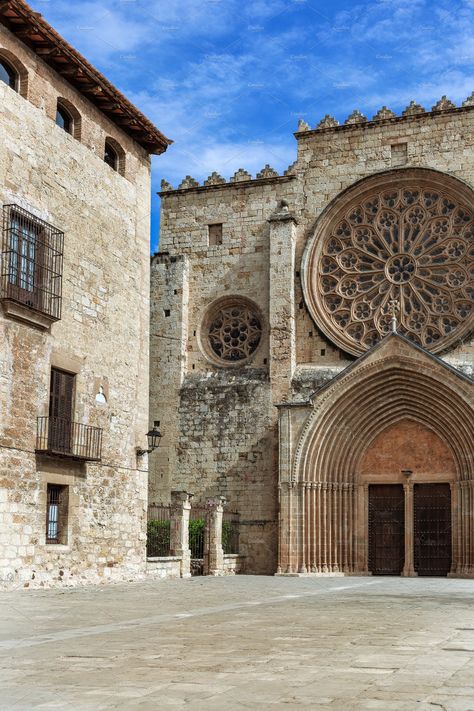 Architecture Romanesque, Monastery Architecture, Spain Castle, Catholic Cathedrals, Spanish Colonial Architecture, Architecture Barcelona, Barcelona Architecture, Romanesque Architecture, Catalonia Spain