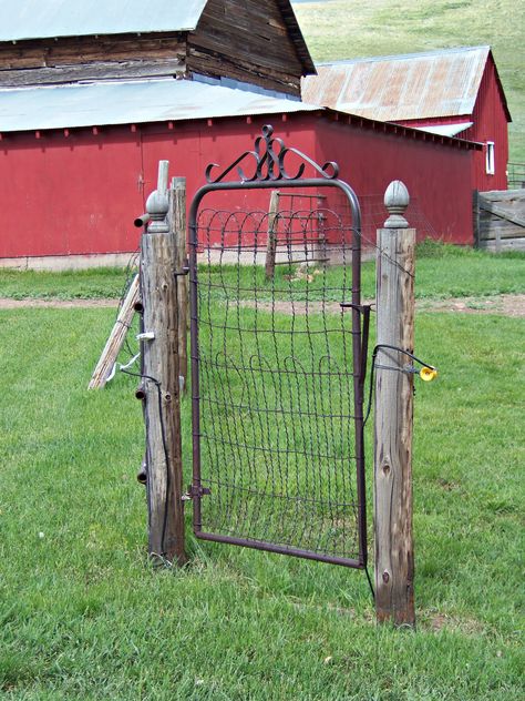 Gate For Garden, Landscaping Walls, Bamboo Garden Fences, Rustic Garden Fence, Main Gates, Old Gates, Desert Gardens, Garden Gate Design, Garden Fences