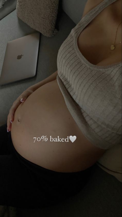 Pregnant, third trimester, tredje trimester, gravid, babybump 1 Week Pregnant Belly, Early Pregnancy Aesthetic, Tiny Baby Bump, Baby Bump Pictures, Pregnancy Belly Photos, Cute Pregnancy Pictures, Belly Photos, Pregnancy Bump, Teen Pregnancy