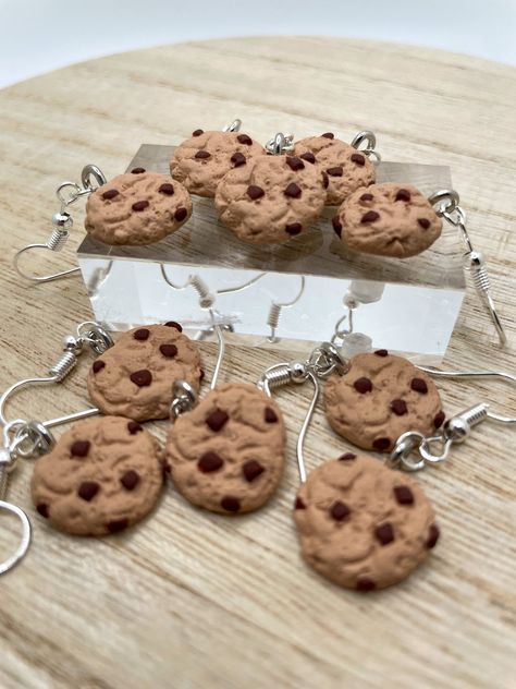 Introducing our delectable Mini Chocolate Chip Cookie Earrings, the perfect accessory for cookie lovers and those with a sweet tooth. These adorable and meticulously crafted earrings are sure to add a touch of whimsy and deliciousness to your jewelry collection. Each earring features a miniature chocolate chip cookie made from polymer clay, carefully handcrafted to resemble a real chocolate chip cookie. The attention to detail is remarkable, from the realistic texture of the cookie to the tiny chocolate chip embellishments. These earrings are a delightful and eye-catching representation of everyone's favorite sweet treat.  These earrings are lightweight and comfortable to wear. Don't miss out on the chance to adorn your ears with these delightful Mini Chocolate Chip Cookie Earrings. Treat Clay Chocolate Chip Cookie, Cookie Polymer Clay, Polymer Clay Cookies, Cookie Jewelry, Creepy Cookies, Diy Minecraft Decorations, Clay Cookies, Cupcake Jewelry, Clay Idea