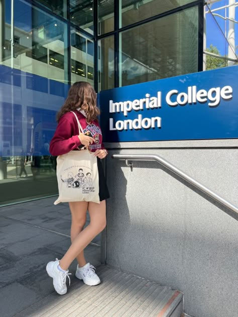 Imperial University London, London Student Life, Imperial College London Aesthetic, Studying Abroad Aesthetic, Future University, University Students Life, University Abroad, Aesthetic Doctor, Sparkle Outfit