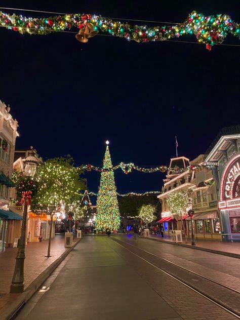 Disney Christmas Astethic, Christmas Aesthetic Disneyland, Disney At Night Aesthetic, Christmas Disneyland Aesthetic, Disneyworld Christmas Aesthetic, Disneyland In Christmas, Disneyland During Christmas, Florida Christmas Aesthetic, California Christmas Aesthetic