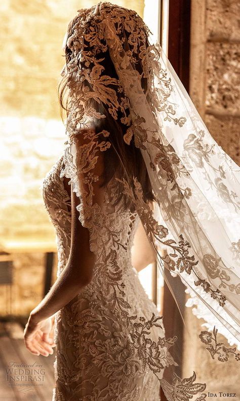 Long Train Wedding Dress Cathedral Veils Lace, Veiled Wedding Dresses, Spanish Wedding Dress Spain, Bridal Headpieces With Veil, Wedding Dress Trumpet, Veil Wedding Dress, Wedding Inspirasi, Bride Fashion, Wedding Gowns Mermaid