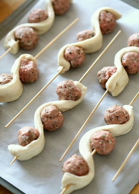 معجنات Meatball Subs On A Stick, Canapes Christmas, Party Fingerfood, Fest Mad, Meatball Sub, Fingerfood Party, Decorações Com Comidas, Meatball Subs, Superbowl Snacks