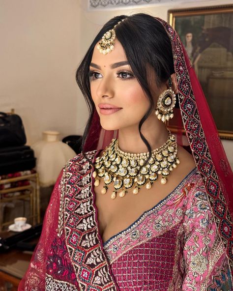 Ridhi Verma | Makeup & Hair (@makeoversbyridhiverma) • Instagram photos and videos Brides With Gold Jewellery, Hair Down Indian Bride, Indian Wedding Bride Hairstyle, Indian Wedding Bride Makeup, Indian Bride Jewelry Bridal Looks, Wedding Indian Makeup, Indian Bride Hair Down, Bride Makeup Ideas Wedding, Punjabi Bride Hairstyle