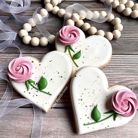 Darlene Shelby on Instagram: “Sometimes simple is so pretty!! @annclarkcookiecutters inspo @olga.makhnina #justdarlicious #vintage #vintagecookies #heartcookies #hearts…” Easy Valentine Cookies Royal Icing, Wedding Cookies Simple, Flowers On Cookies, Wedding Shower Cookies Decorated, Simple Wedding Cookies, Flower Sugar Cookies Decorated, Easy Decorated Cookies, Anniversary Cookies Decorated, Wedding Decorated Cookies