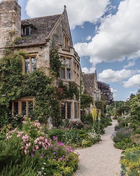 Scotland Manor House, Potter Manor Aesthetic, Old British Mansion, Old Manor House Interior, Old Manor Aesthetic, Manor House Aesthetic, English Manor Houses Country Estate, Victorian Manor House, British Estate