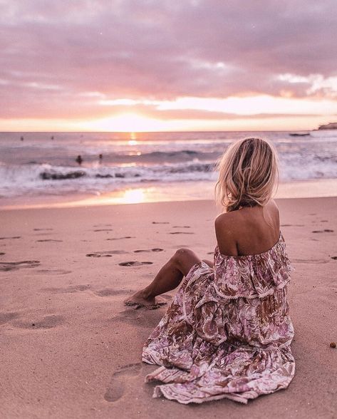 Beachwear Collection, Beach Photography Poses, Beach Shoot, Elegant Girl, Mode Boho, Trik Fotografi, Shooting Photo, Beach Poses, Instagram Photo Inspiration