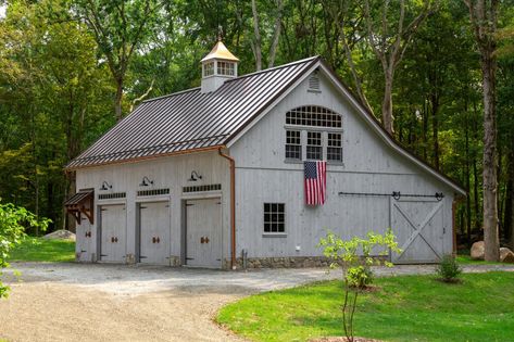 Coastal Garage, Farm Outbuildings, Country Townhouse, Carport Garden, Barn Garage Ideas, Cottage Garage, Barn Style Garage, Mini Chalet, Barn Office