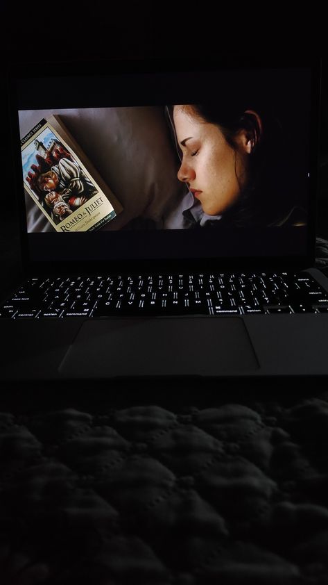 Reading Twilight Aesthetic, Watching Twilight Aesthetic, Watching Series Aesthetic, Couple Watching Movie Aesthetic, Twilight Movie Aesthetic, Troy Aesthetic, Romeo And Juliet Aesthetic, Watching Twilight, New Moon Twilight