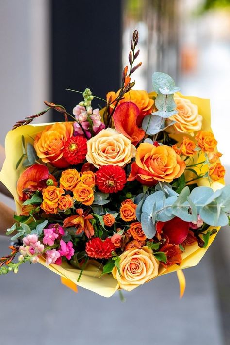 Flowers Dahlias, Orange Bouquet, Roses Orange, Clinic Interior, Clinic Interior Design, Autumn Flowers, Flowers Arrangements, Fall Flowers, Amazing Cakes