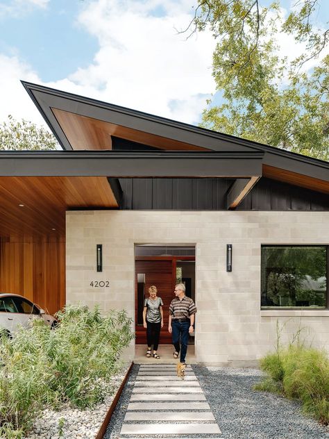 A fabulous contemporary dream home created for empty nesters in Texas Modern Exterior Paint Colors, Renovation Facade, Mid Century Modern House Exterior, Mid Century Modern Exterior, Mid Century Exterior, Austin Homes, Hus Inspiration, Exterior Paint Colors, Mid Century Modern House