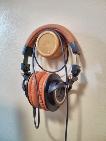 THE DIY HEADPHONE STAND THREAD - Page 182 Headphone Holder Diy, Diy Headphone Holder, Headphone Stand Ideas, Diy Headphone Stand, Skullcandy Headphones, Wood Headphones, Diy Headphones, Headphone Splitter, Creative Desk