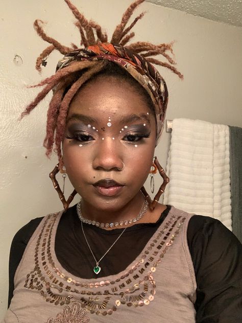 Neo Soul Makeup, Hobbit Makeup Look, Rennaisance Faire Makeup, Ren Faire Witch Makeup, Earthy Girl Makeup, Boho Eye Makeup, Eye Dot Makeup, Fairy Makeup Black Women, Earthy Makeup Looks Black Women