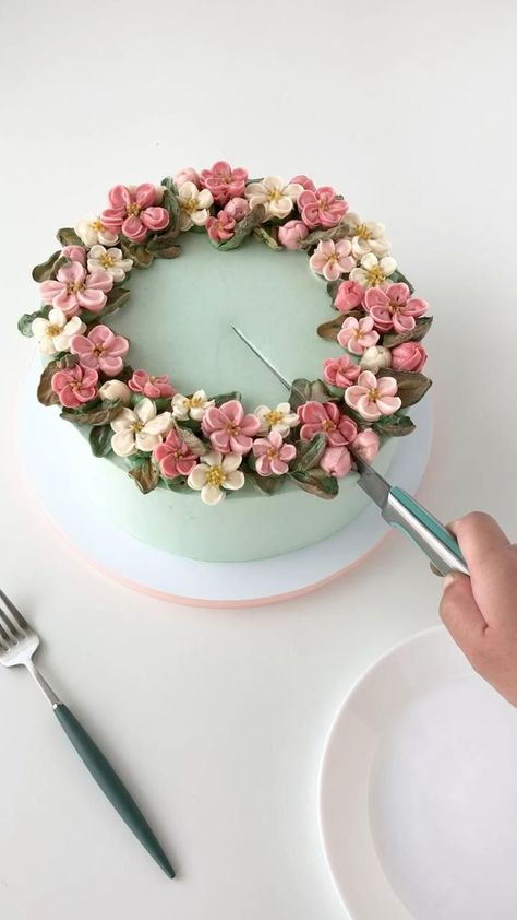 Pretty Cake Decorating, Floral Cake Design, Mini Torte, Pretty Cake, Buttercream Flower Cake, Beautiful Cake Designs, Elegant Birthday Cakes, Simple Cake Designs, Cake Decorating Piping