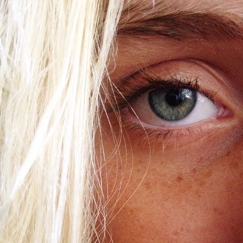 Hair Green Eyes, Human Eyes, Beautiful Human, Skin To Skin, Happy Things, Photography Lessons, Hair Nails, Green Hair, White Hair