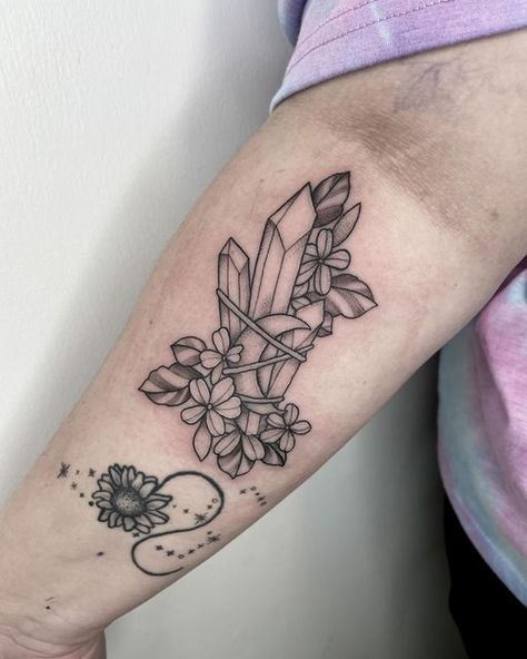 49 Likes, 2 Comments - Sqxxid Tattoos (@sqxxid) on Instagram: "My last tattoo @uxbridgebodyartstudio 😢 words cannot describe how thankful I am for Jamie & Br..." Tattoo Line, Line Tattoos, Black And Grey Tattoos, Tattoo On, Tattoo Studio, Ink Tattoo, Blackwork, Geometric Tattoo, Flower Tattoo