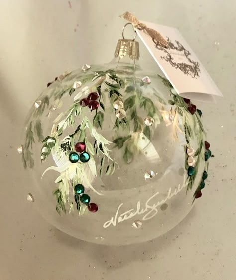 Clear Christmas Ornaments, Handpainted Christmas Ornaments, Idee Cricut, The Orb, Clear Ornaments, Painted Christmas Ornaments, Under The Mistletoe, Painted Ornaments, Christmas Ornaments Homemade