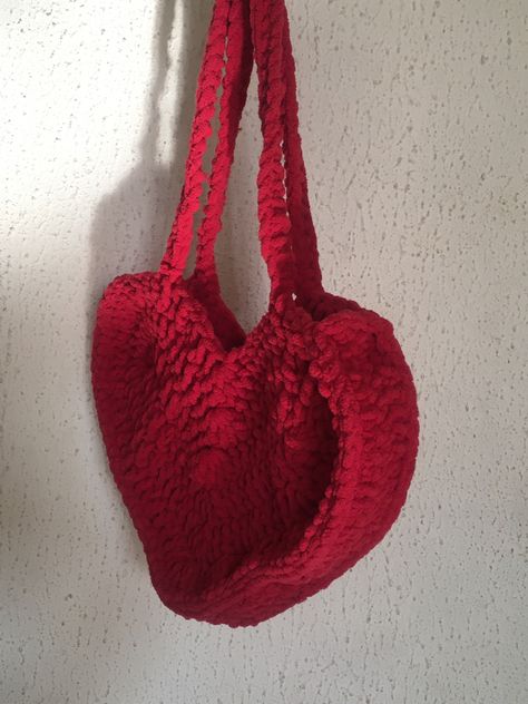 Chuncky red crochet heart bag Heart Shape Bag Crochet, Heart Crochet Ideas, Hot Pink Crochet Ideas, Crochet Heart Bag Tutorial, Crochet Heart Clothes, Heart Shaped Crochet Bag, Red Crochet Patterns, Red And White Crochet Ideas, Red Things To Crochet