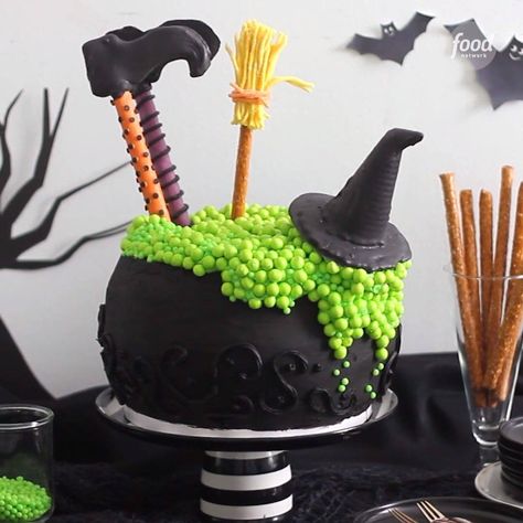 Cauldron Cake Ideas, Witch Cake Birthdays, Halloween First Birthday Cake, Boo Cake, Halloween Themed Desserts, Witch Birthday, Witch Cake, Cauldron Cake, Halloween First Birthday