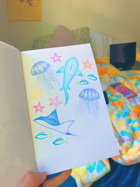 Cute Sea Creatures Drawing, Crayon Doodles, Posca Marker, Jellyfish Art, Sketchbook Art Journal, Jelly Fish, Art Diary, Arte Sketchbook, Mini Drawings