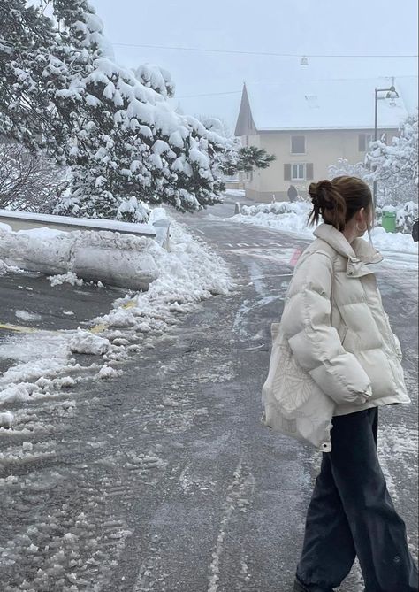 white jacket winter aesthetic White Puffer Jacket Outfit, Cold Weather Outfits Winter, White Puffer Jacket, Puffer Jacket Outfit, Cold Girl, Winter Outfits Aesthetic, White Puffer, Winter Inspo, 사진 촬영 포즈